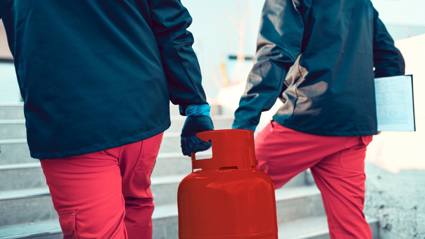GASIS team handling LPG cylinders